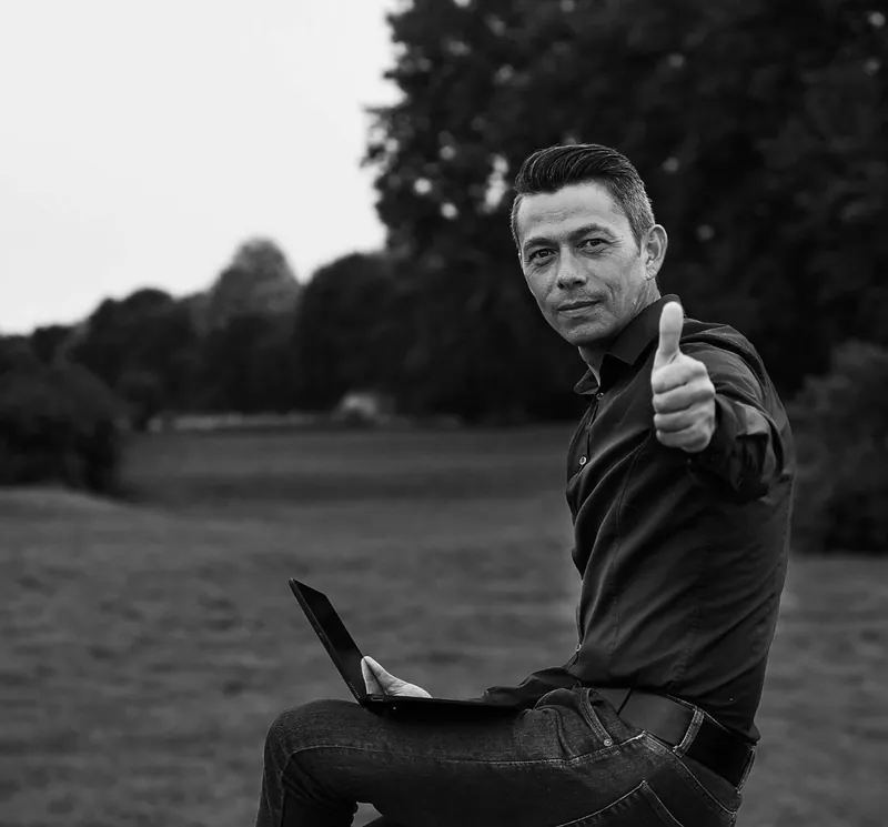 Markus Janssen von venevo mit Laptop, Daumen hoch